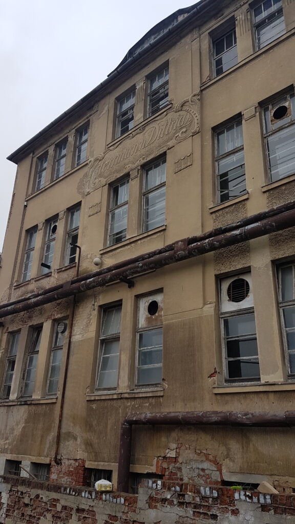 20_Außenwand gegenüber von Lkws