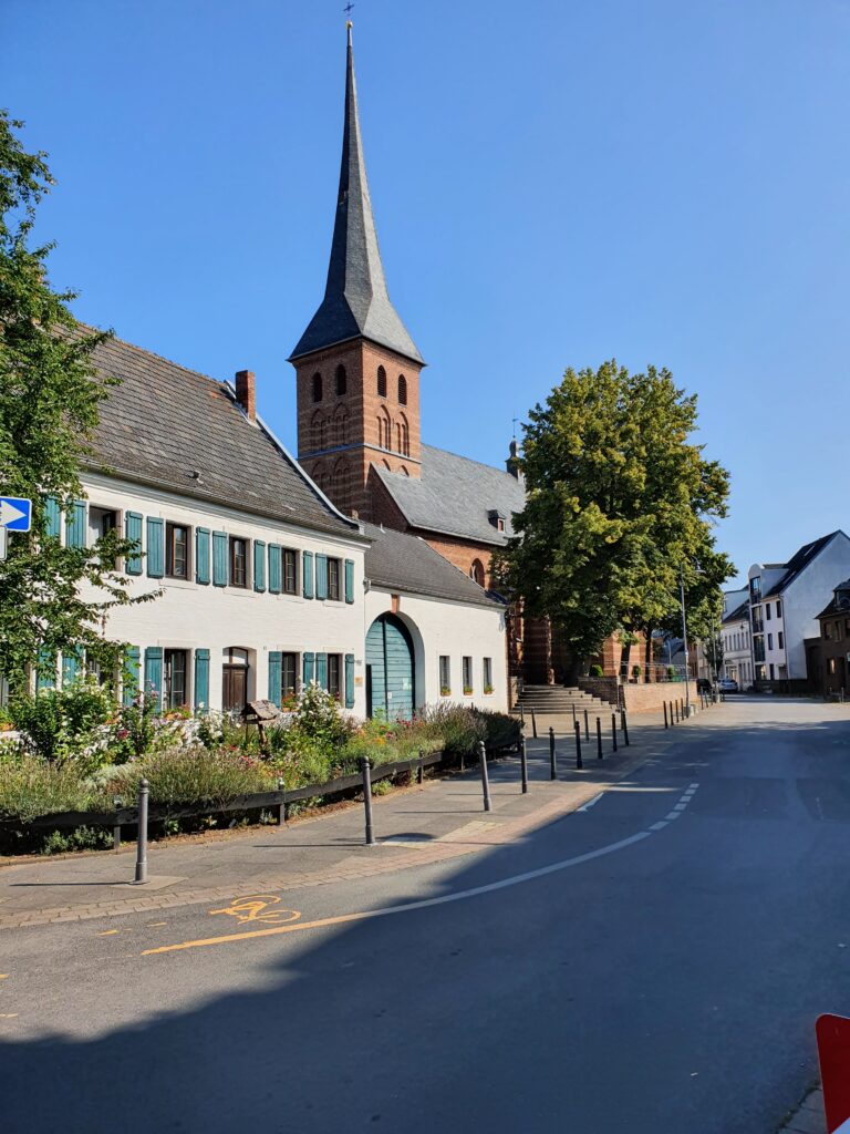 Erftstadt / Stadtteil Liblar: Carl-Schurz-Straße als zentrale Lage von Alt-Liblar