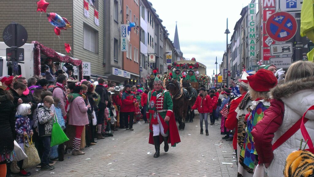 Rosenmontagszug auf der Severinstraße