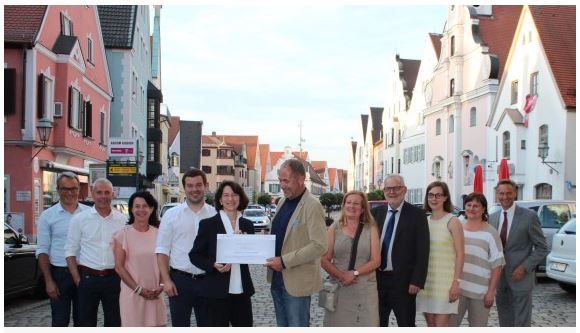 Scheckübergabe in Aichach. Foto: Claudia Bammer (Augsburger Allgemeine)